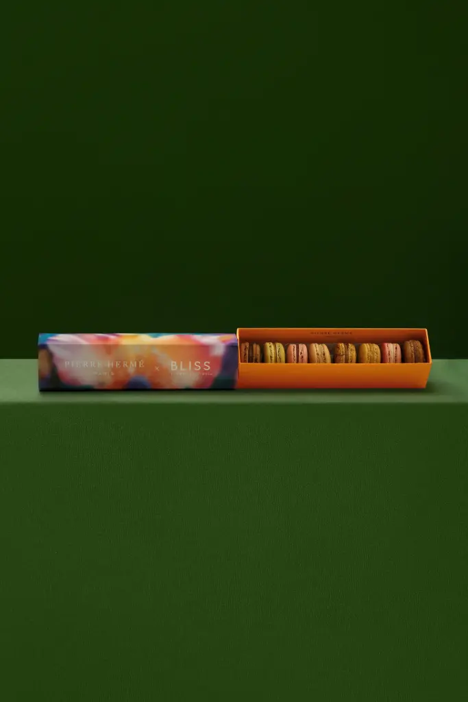  PIERRE HERME  BOX OF 8 MACARONS 
